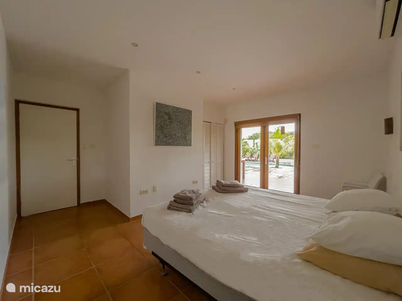 3. Schlafzimmer mit Terrassentüren zum Pooldeck und Pool ...