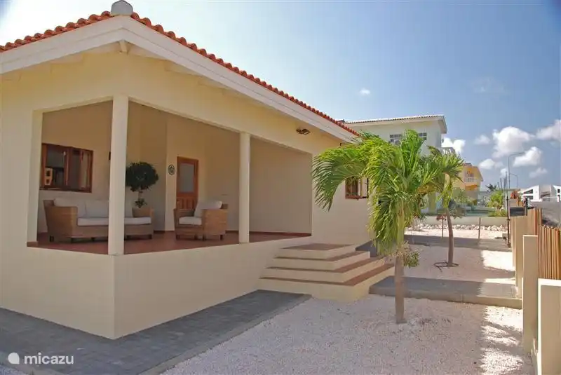 Die Vorderseite der Villa Nino hat eine überdachte Veranda, herrlich auf dem Wind gelegen und mit einer großartigen Aussicht ...