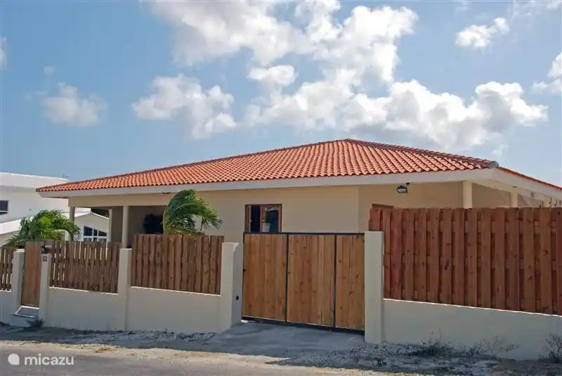 Vor dem Haus mit elektrischem Rolltor ...