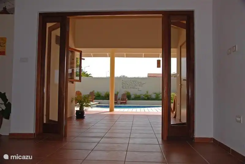 Vom Wohnzimmer aus in den Pool ...