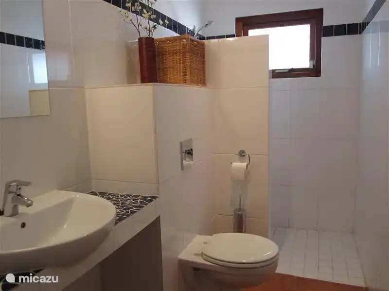 Eines des Zimmers metw Arm Wasser ...