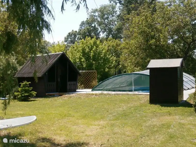 Großer Garten mit Pool