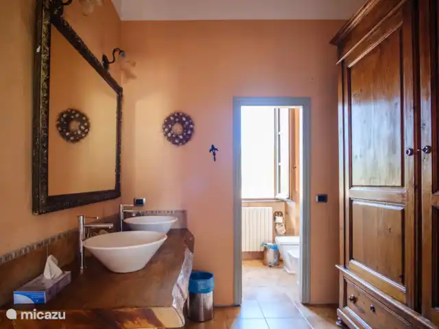 Casale le Colonne, Il Tramonto en Italia, Toscana, Castiglion Fiorentino - casa vacacional Baño del dormitorio principal.