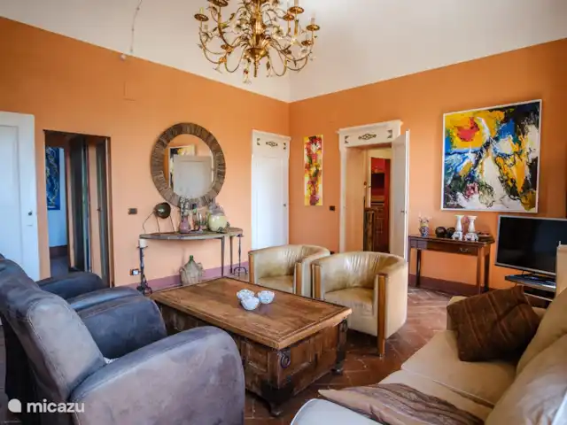 Casale le Colonne, Il Tramonto en Italia, Toscana, Castiglion Fiorentino - casa vacacional Salón desde un ángulo diferente.