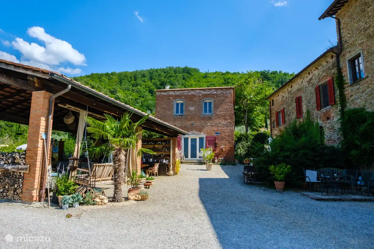 Patio fotográfico con el general Capanna a la izquierda, donde todos pueden sentarse juntos para una barbacoa o cenar.