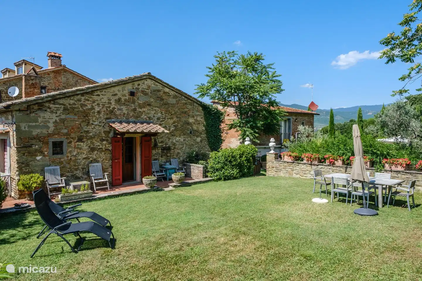 El jardín del patio desde otro rincón.