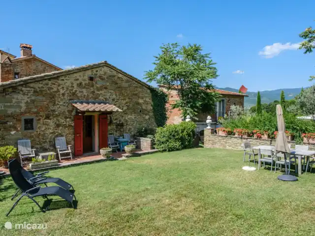 Casale le Colonne, Il Tramonto en Italia, Toscana, Castiglion Fiorentino - casa vacacional El jardín del patio desde otro rincón.