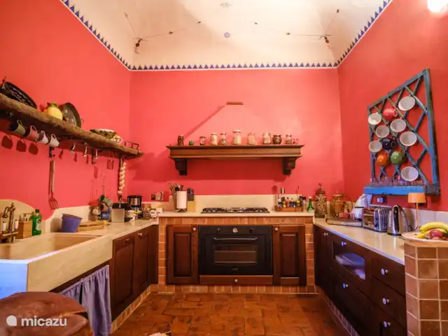 Casale le Colonne, Il Tramonto en Italia, Toscana, Castiglion Fiorentino - casa vacacional La característica cocina italiana roja.