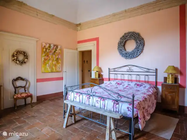 Casale le Colonne, Il Tramonto en Italia, Toscana, Castiglion Fiorentino - casa vacacional El 1er dormitorio con baño en suite.