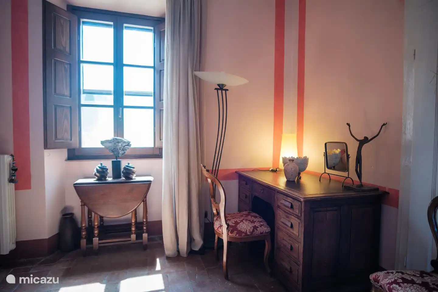 Foto de detalle del rincón de la oficina en el dormitorio principal.