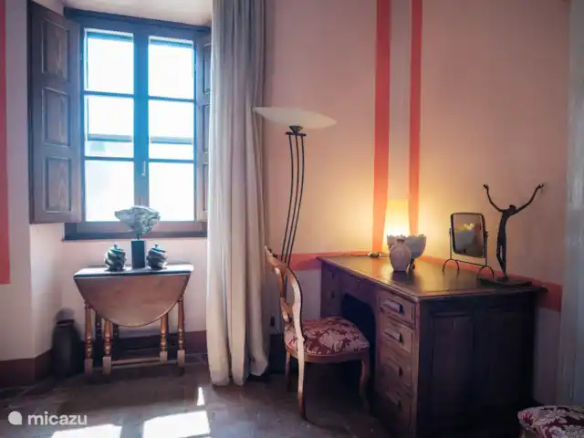 Casale le Colonne, Il Tramonto en Italia, Toscana, Castiglion Fiorentino - casa vacacional Foto de detalle del rincón de la oficina en el dormitorio principal.