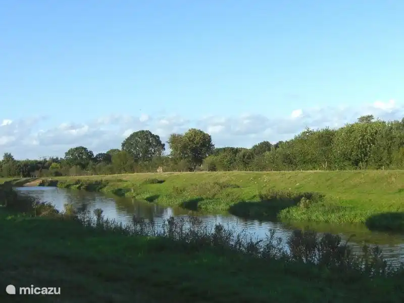 Wandern am Wasser entlang.