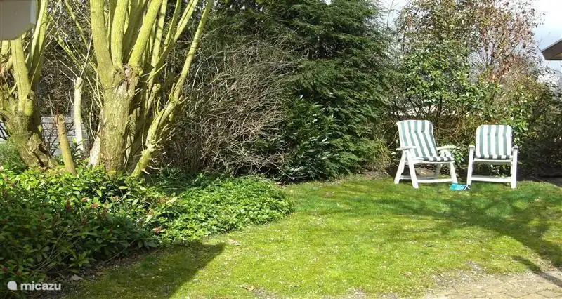 Der Garten neben dem Haus, immer einen Platz in der Sonne oder im Schatten.