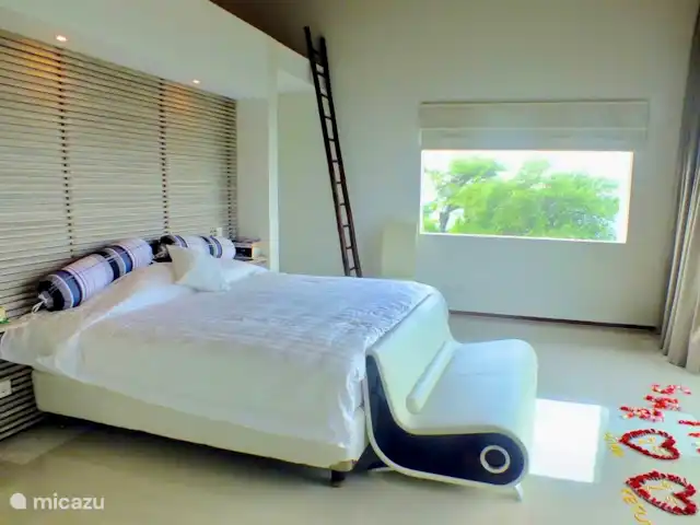 Residencia de la colina de Samuh en Indonesia, Bali, Amlapura - villa Dormitorio con baño en suite 2