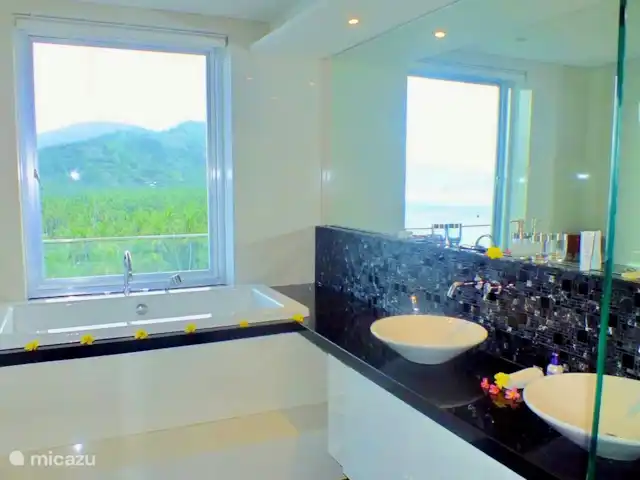 Residencia de la colina de Samuh en Indonesia, Bali, Amlapura - villa Dormitorio con baño en suite 2