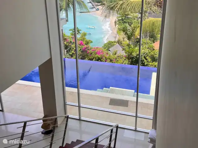 Residencia de la colina de Samuh en Indonesia, Bali, Amlapura - villa Las escaleras que bajan con vistas a la piscina y la bahía