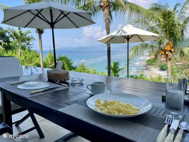 Residencia de la colina de Samuh en Indonesia, Bali, Amlapura - villa Vista desde la mesa del desayuno en la terraza.