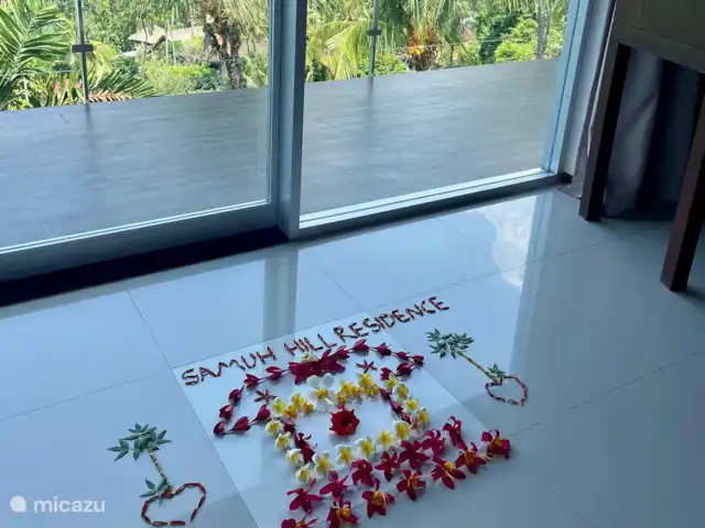 Residencia de la colina de Samuh en Indonesia, Bali, Amlapura - villa Las creaciones florales de nuestro personal.