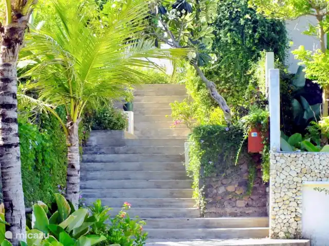 Residencia de la colina de Samuh en Indonesia, Bali, Amlapura - villa Las escaleras a la puerta principal.