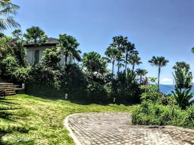 Residencia de la colina de Samuh en Indonesia, Bali, Amlapura - villa El camino de entrada con plaza de aparcamiento.