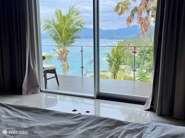 Residencia de la colina de Samuh en Indonesia, Bali, Amlapura - villa Dormitorio con baño en suite 1:
Vista desde la cama