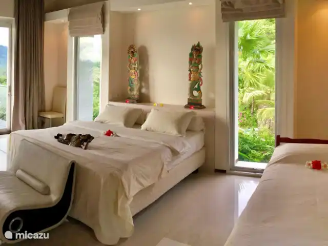 Residencia de la colina de Samuh en Indonesia, Bali, Amlapura - villa Dormitorio con baño en suite 1