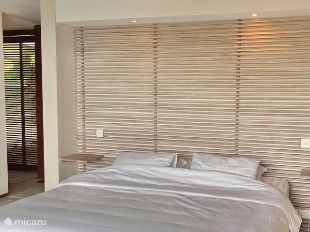 Residencia de la colina de Samuh en Indonesia, Bali, Amlapura - villa Dormitorio con baño en suite 2