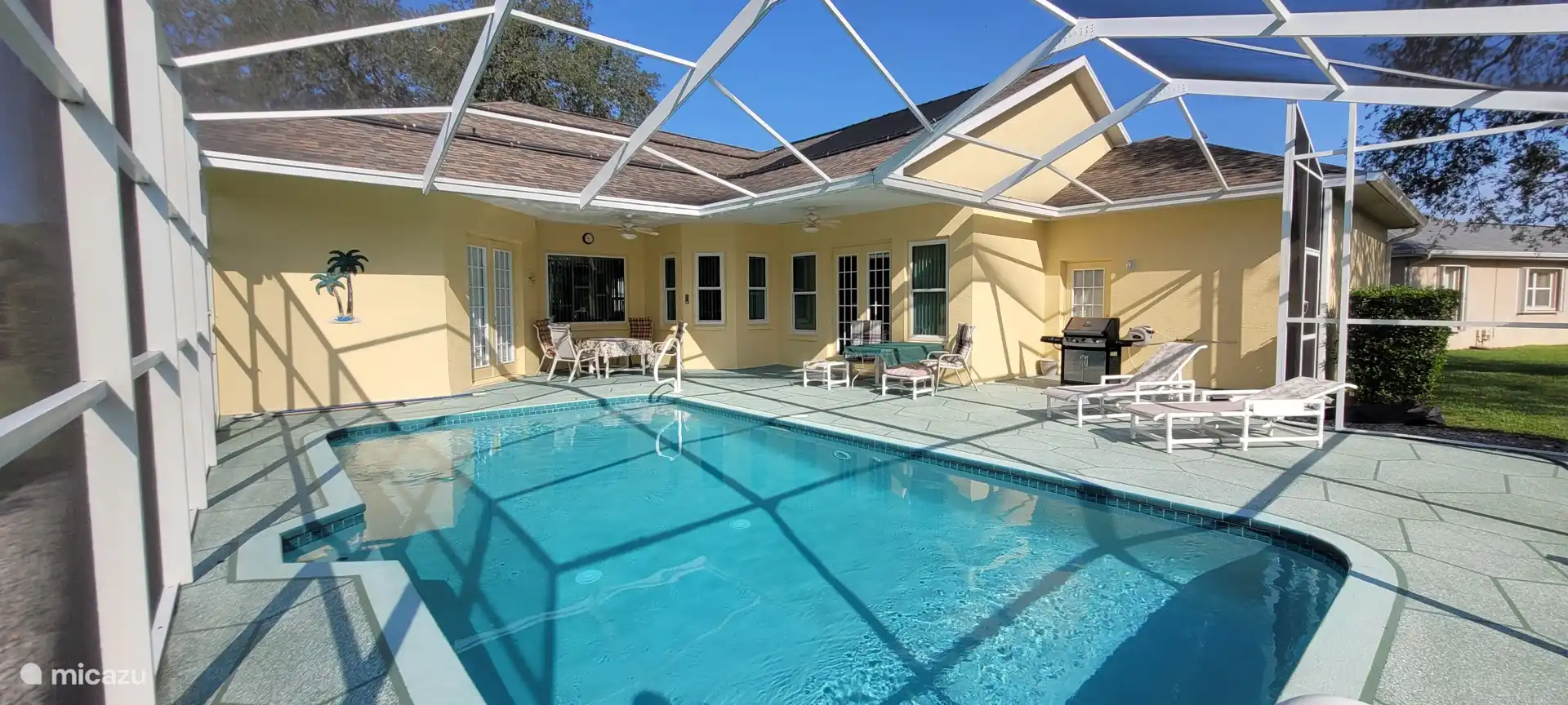 Zwembad met ruim terras 