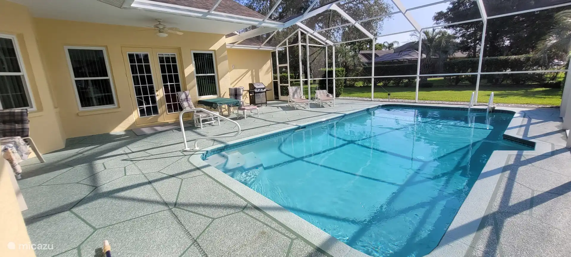 De overkapping laat het zonlicht door, maar beschermt tegen muggen, etcetera.