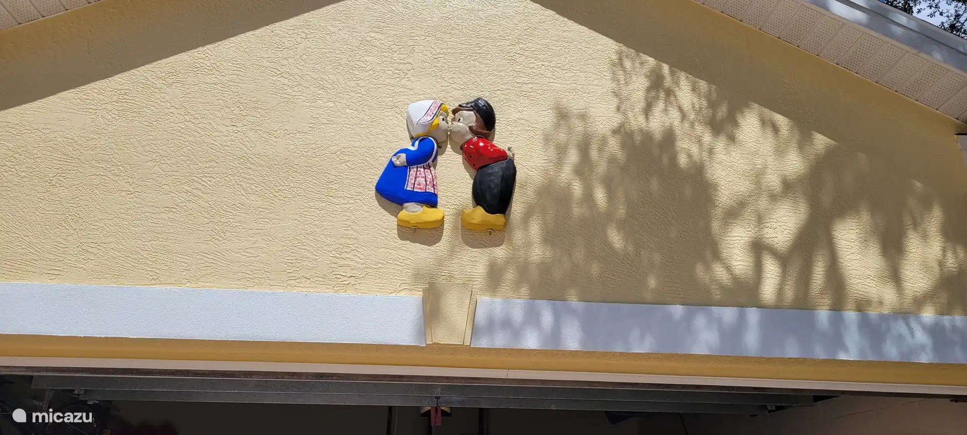 Nederlands detail boven de garagedeur