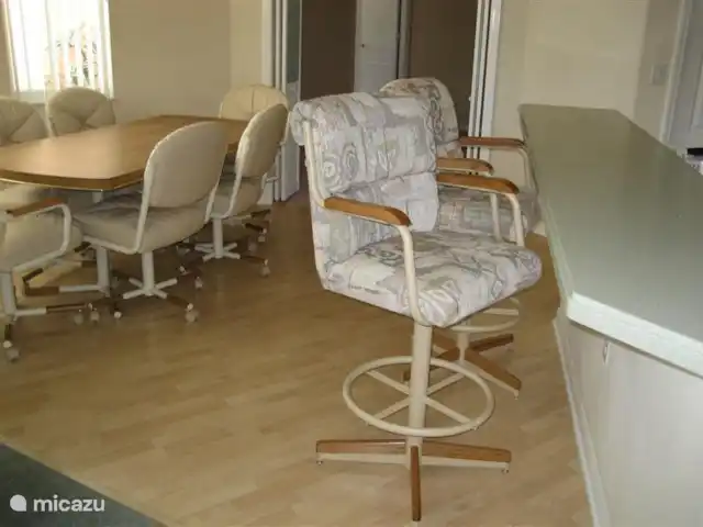 villa huren in Verenigde Staten, Florida, Spring Hill – Villa met zwembad in Spring Hill De ontbijthoek en de keukenbar met 2 luxe krukken