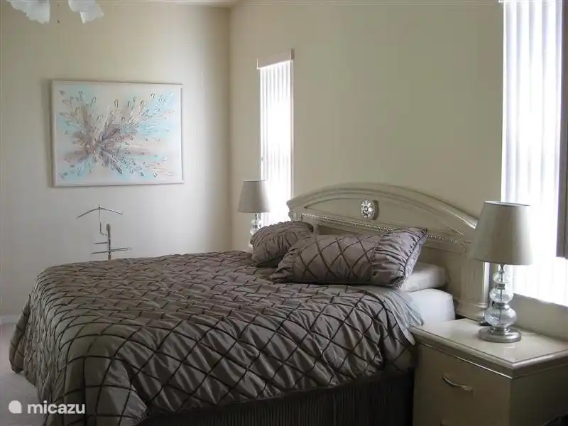 De masterbedroom met een kingsize bed. 