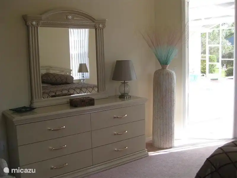 Meubel met grote spiegel in de masterbedroom, met deur naar terras.
Bij de masterbedroom hoort ook een walk in closet! 