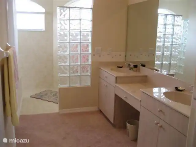 villa huren in Verenigde Staten, Florida, Spring Hill – Villa met zwembad in Spring Hill Badkamer met zeer ruime inloopdouche, aankleedgedeelte en apart toilet behorend bij de masterbedroom.