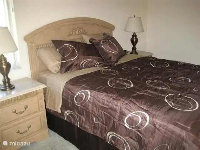 villa huren in Verenigde Staten, Florida, Spring Hill – Villa met zwembad in Spring Hill Slaapkamer aan de achterzijde van het huis met queensize bed + meubel met grote spiegel.  
Slaapkamer heeft ingebouwde kledingkast