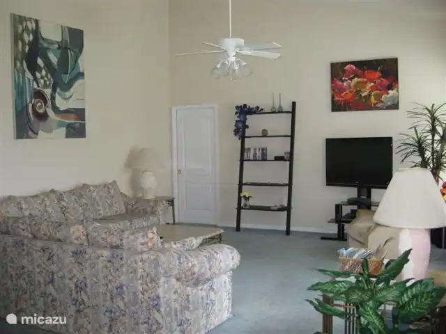 villa huren in Verenigde Staten, Florida, Spring Hill – Villa met zwembad in Spring Hill De woonkamer is voorzien van een grote hoekbank, een TV met DVD speler en radio. WiFi is in het hele huis aanwezig.