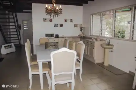 Vacation rental Suriname, Paramaribo, Paramaribo holiday house Bed & Breakfast Flores eetkamer