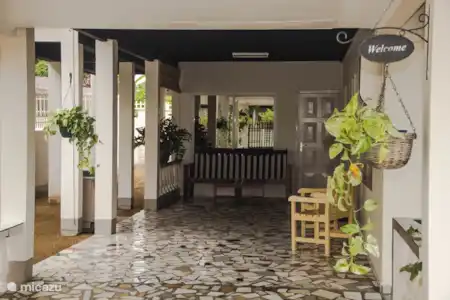 Vacation rental Suriname, Paramaribo, Paramaribo holiday house Bed & Breakfast Flores garage