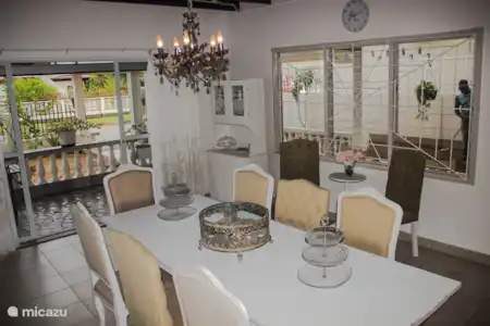 Vacation rental Suriname, Paramaribo, Paramaribo holiday house Bed & Breakfast Flores eetruimte