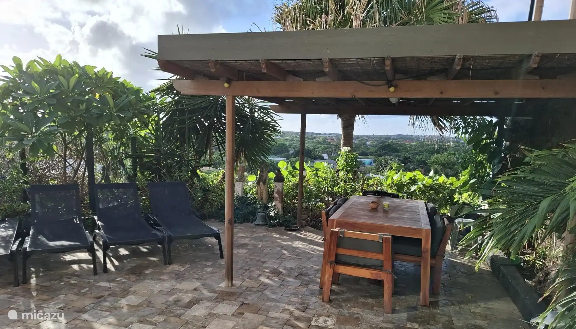 Overdekt zitje met uitzicht op Curacao
