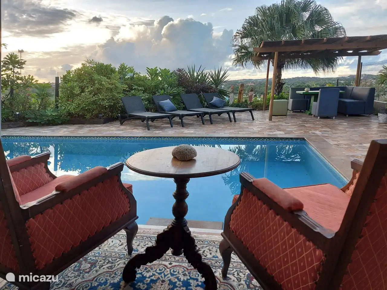 Uitzicht vanuit de zitkamer over het zwembad near de horizon van Curacao.