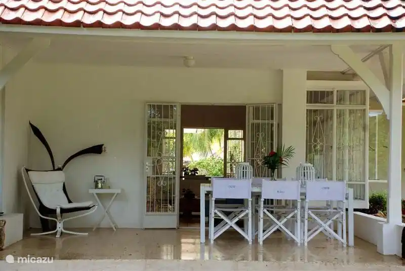 Die Veranda des Hauses ist frischer Wind.