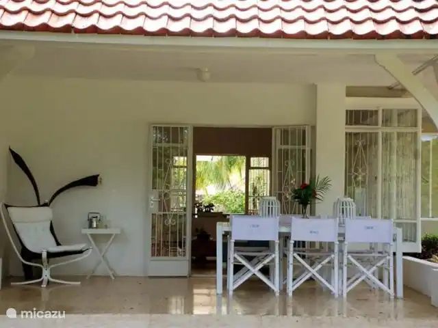 Villa tropicale | Curaçao, Curaçao-Centre, Julianadorp - villa La Tropical Villa dispose de deux grandes vérandas.La véranda à l'avant de la maison est merveilleusement aérée, un endroit idéal pour prendre le petit déjeuner.