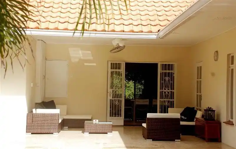 Tropical Villa verfügt über zwei große Veranden an der Vorderseite und auf der Rückseite am Pool oder in der Lounge, wo das Frühstück ist köstlich.