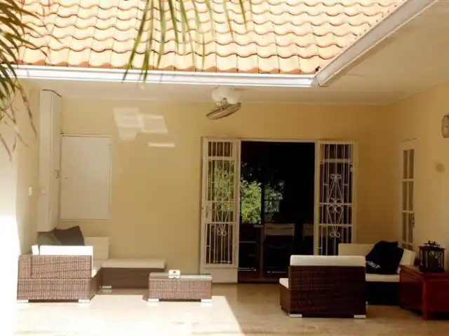 Villa tropicale | Curaçao, Curaçao-Centre, Julianadorp - villa La véranda à l'arrière donne sur la piscine et vous pourrez vous y prélasser autour d'un verre pendant que les enfants jouent dans la piscine.