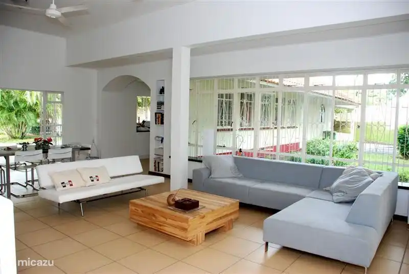 Die großen, luxuriösen und gemütlichen Wohnzimmer hat schöne Sofas und ausgestattet mit Flachbildschirm-TV, DVD-Player (und Sammlung von Filmen und Serien), Stereo-und iPod / iPhone-Docking-Lautsprecher so groß, ein Film aussehen kann überall Ihre Lieblings-Musik zu genießen.