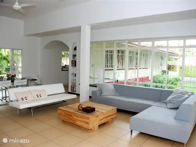 Villa tropicale | Curaçao, Curaçao-Centre, Julianadorp - villa Le grand salon luxueux et joliment meublé dispose de magnifiques canapés et est équipé d'une télévision à écran plat, d'un lecteur DVD (et d'une collection des meilleurs films et séries), d'une chaîne stéréo et d'une station d'accueil pour iPod/iPhone afin que vous puissiez regarder un film et profiter votre musique préférée partout.