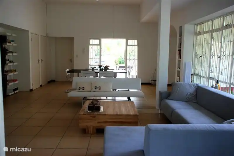 Wohnzimmer mit viele Bücher, Kochbücher und Zeitschriften.