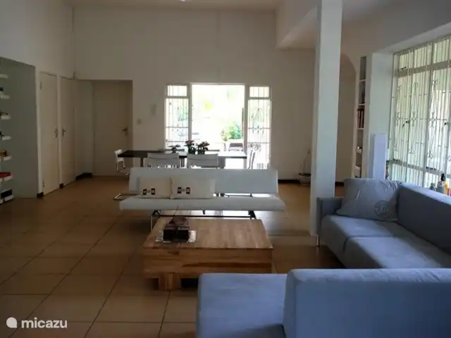 Villa tropicale | Curaçao, Curaçao-Centre, Julianadorp - villa Salon avec de nombreux livres, livres de cuisine et magazines.