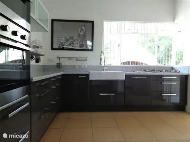 Villa tropicale | Curaçao, Curaçao-Centre, Julianadorp - villa Grande cuisine ouverte qui est équipée de tout le luxe (grand réfrigérateur américain avec machine à glaçons, lave-vaisselle, cuisinière à gaz 5 feux, four, micro-ondes, cafetière, bouilloire, grille-pain, etc.) et bien équipée avec des ustensiles de cuisine de haute qualité.
